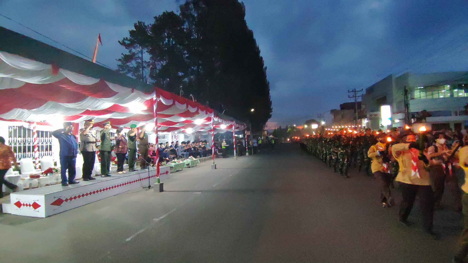 Sambut HUT Kemerdekaan RI Ke-77, Ratusan Orang Antusias Ikuti Pawai Obor di Kabanjahe