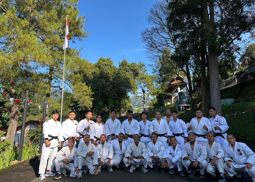 Pejudo-Sumut-Inoue-ujung-kanan-foto-bersama-dengan-Timnas-Judo_1.jpg