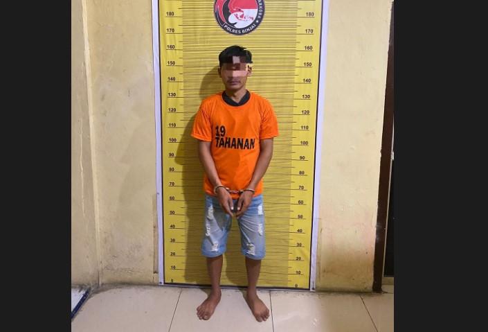 Pelaku-dan-barang-bukti-sabu-saat-diamankan-Sat-Res-Narkoba-Polres-Binjai-Selasa-2632024.jpg