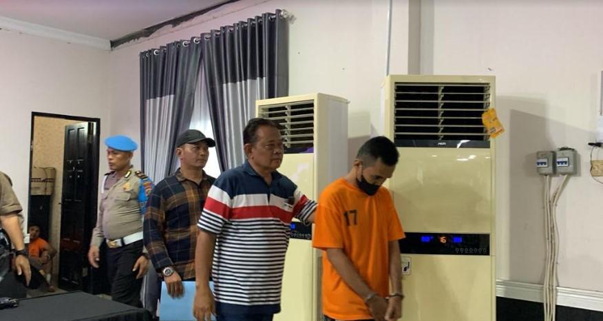Pelaku-digiring-oleh-petugas-saat-konfrensi-pers-di-Polrestabes-Medan.jpg