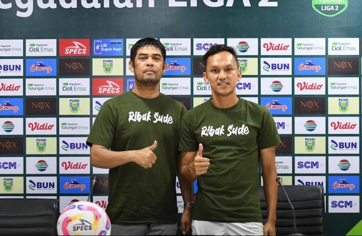 Pelatih-PSMS-Medan-Nil-Maizar-kiri-dan-Rachmad-Hidayat-kanan-ketika-sesi-temu-pers.jpg
