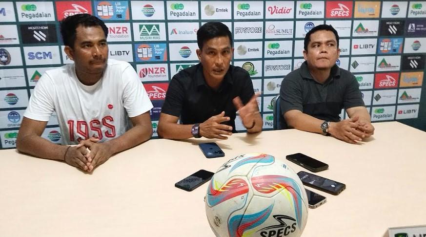Pelatih-PSPS-Ridwan-Saragih-memberikan-keterangan-pers-seusai-laga-timnya_.jpg