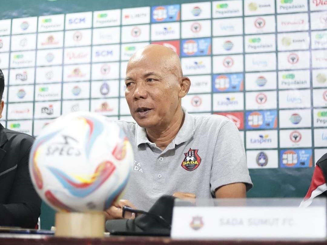Pelatih-Sada-Sumut-FC-Suharto-saat-menggelar-konferensi-pers.jpg