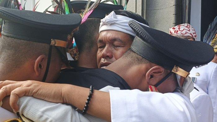 Peluk-Siswa-Barak-Militer-tanpa-Ortu-Dedi-Mulyadi-Khawatir-Berulah-Lagi-Jadi-Anak-Asuh-Saya-Mau.jpg