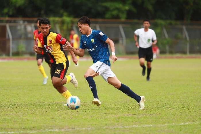 Pemain-Batubara-United-mencoba-melewati-adangan-pemain-Gumarang-FC.jpg