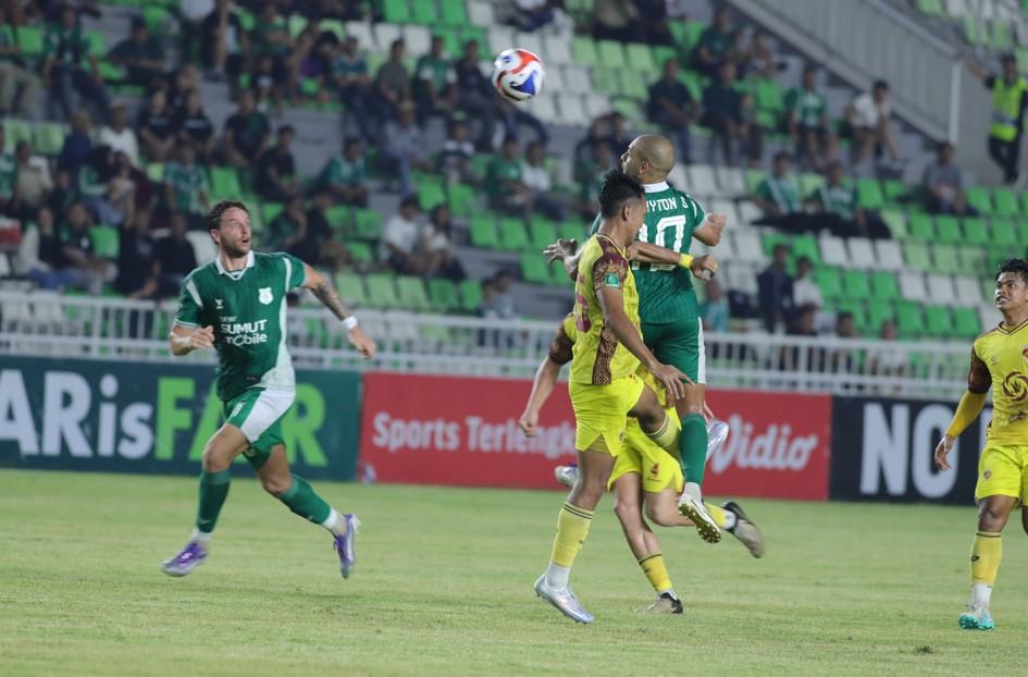 Pemain-PSMS-Medan-Clayton-Da-Silva-duel-udara-dengan-pemain-Sriwijaya-FC.jpg