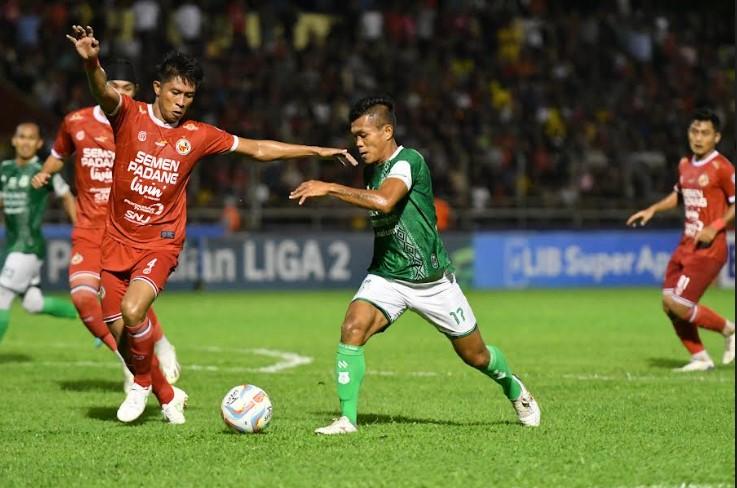 Pemain-PSMS-Medan-Nico-Malau-berupaya-melewati-pemain-Semen-Padang-FC.jpg