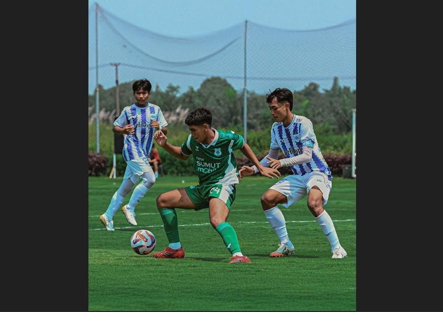 Pemain-PSMS-Medan-U-19-berupaya-melewati-adangan-1.jpg