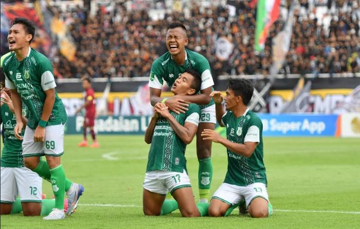 Pemain-PSMS-Medan-Yoseph-Ostanika-Malau-Tengah-melakukan-selebrasi-gol.jpg