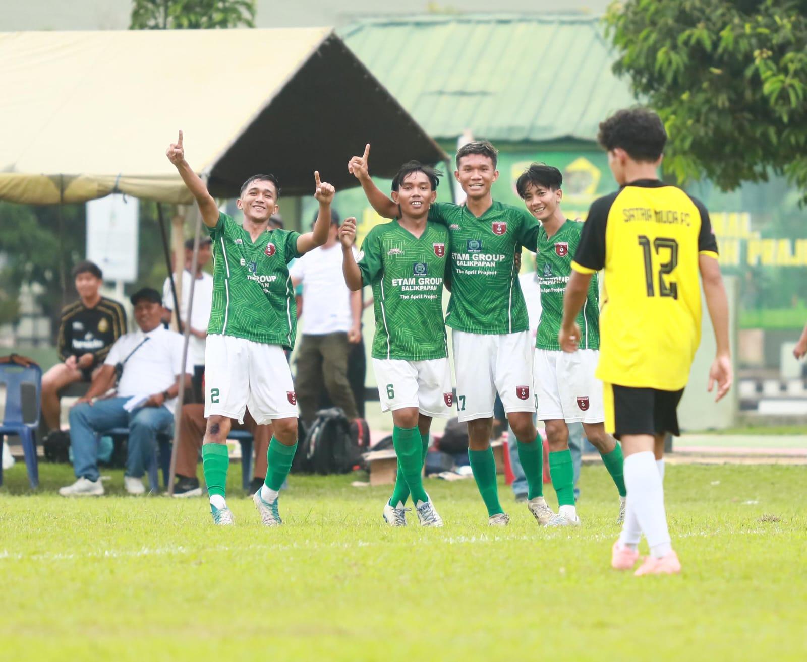 Pemain-Pelita-Medan-Soccer-merayakan-gol-yang-mereka.jpg