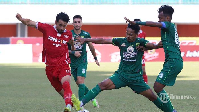 Pemain-Persis-Solo-Gavin-Kwan-mencoba-melewati-pemain-Persebaya-Surabaya.jpg