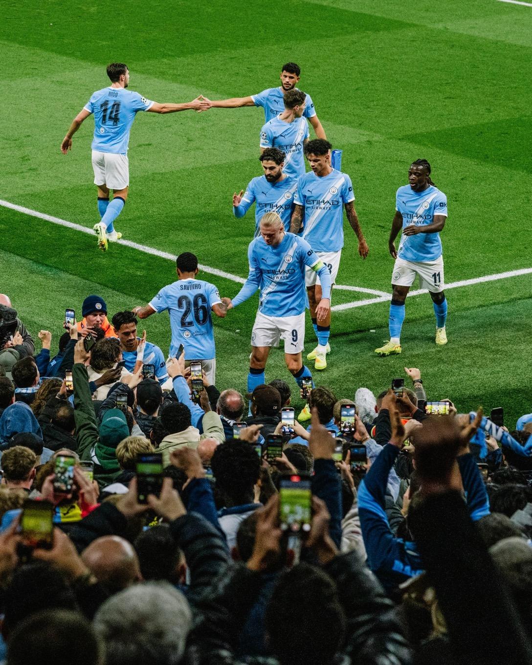 Pemain-man-city-selebrasi-ke-penonoton.jpg