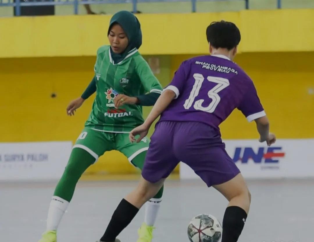 Pemain-tim-futsal-tim-putri-wakil-Sumut-Unimed-Woman-FC-kiri-berebut-bola.jpg