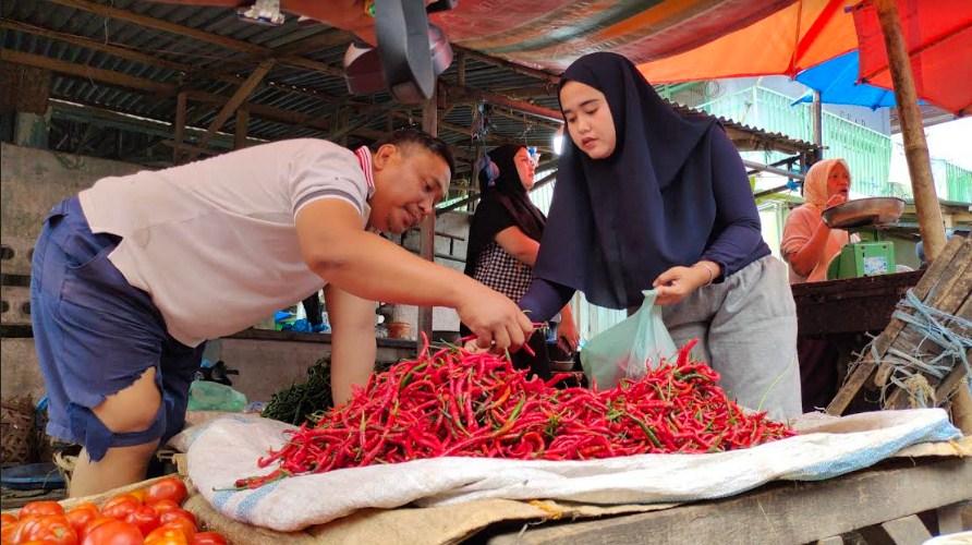 Pembeli-memilih-cabai-di-pasar-Diponegoro-Kecamatan-Kota-Kisaran-Barat.jpg