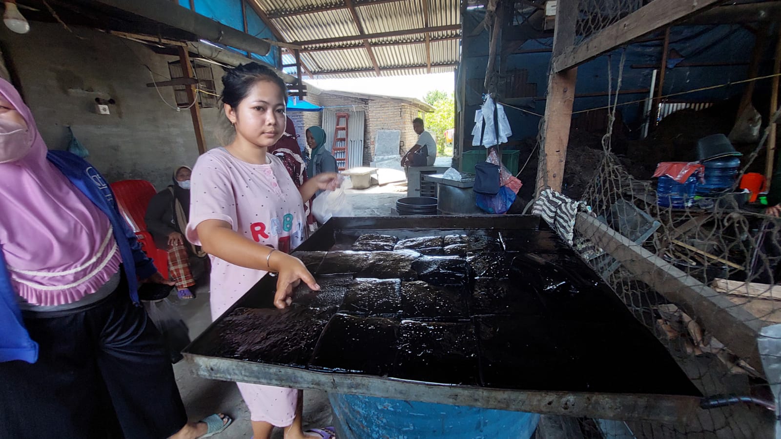 Pembuatan-lengkong-hitam-diDesa-Pematang-Tatal.jpg