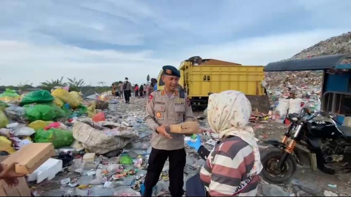 Menjelang Magrib, Gegana dan Bhayangkari Tebar Takjil di Medan Marelan