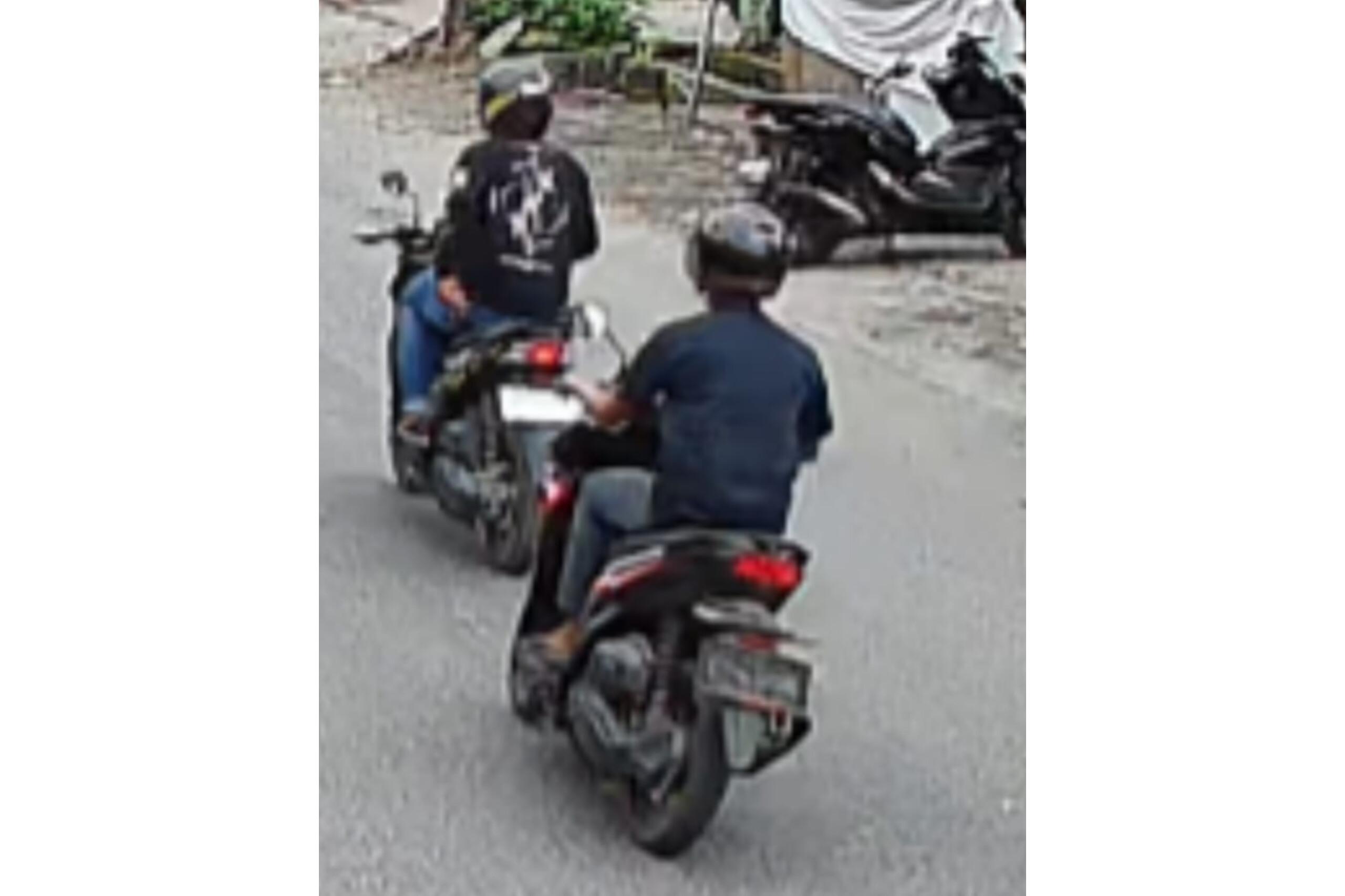 Penampakan-dua-orang-pria-tak-dikenal-mencuri-sepeda-motor-milik-korban-Rabu-2112026.jpg