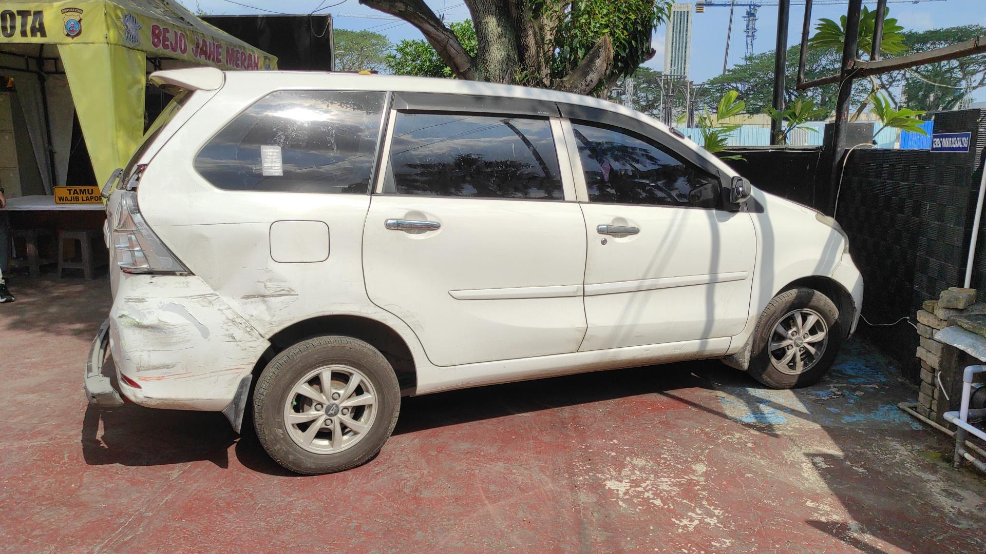 Penampakan-mobil-jenis-Daihatsu-Xenia-B-1498-SYE-berwarna.jpg