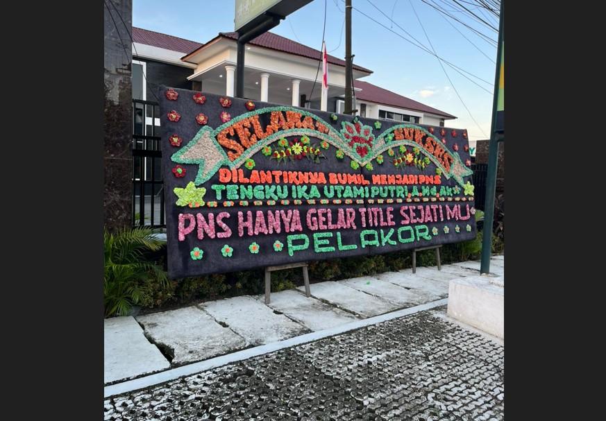 Penampakan-papan-karangan-bunga-yang-sempat-terpasang-di-kantor-Kejaksaan-Negeri-Deli.jpg