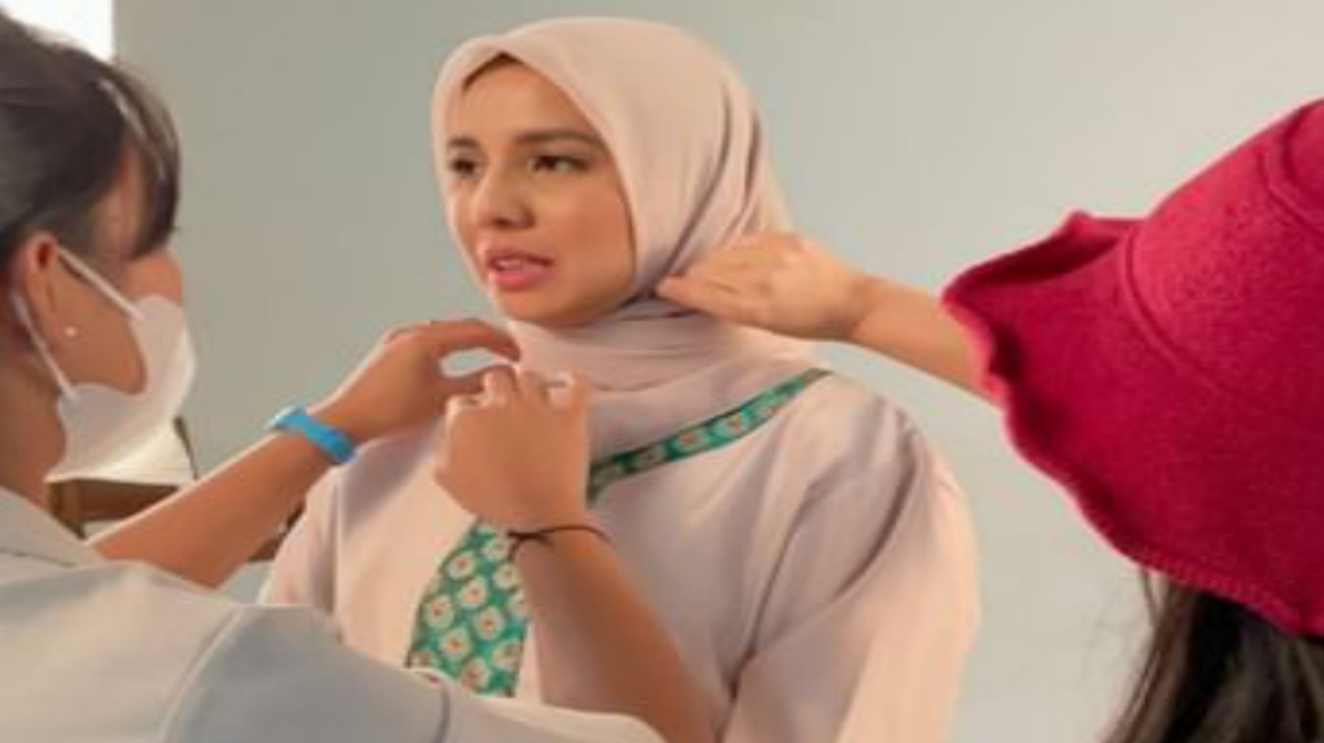 Artis Cantik Ini Mulai Pakai Hijab, Penampilan Baru Tuai Komentar Bunga Zainal dan Zaskia Adya Mecca