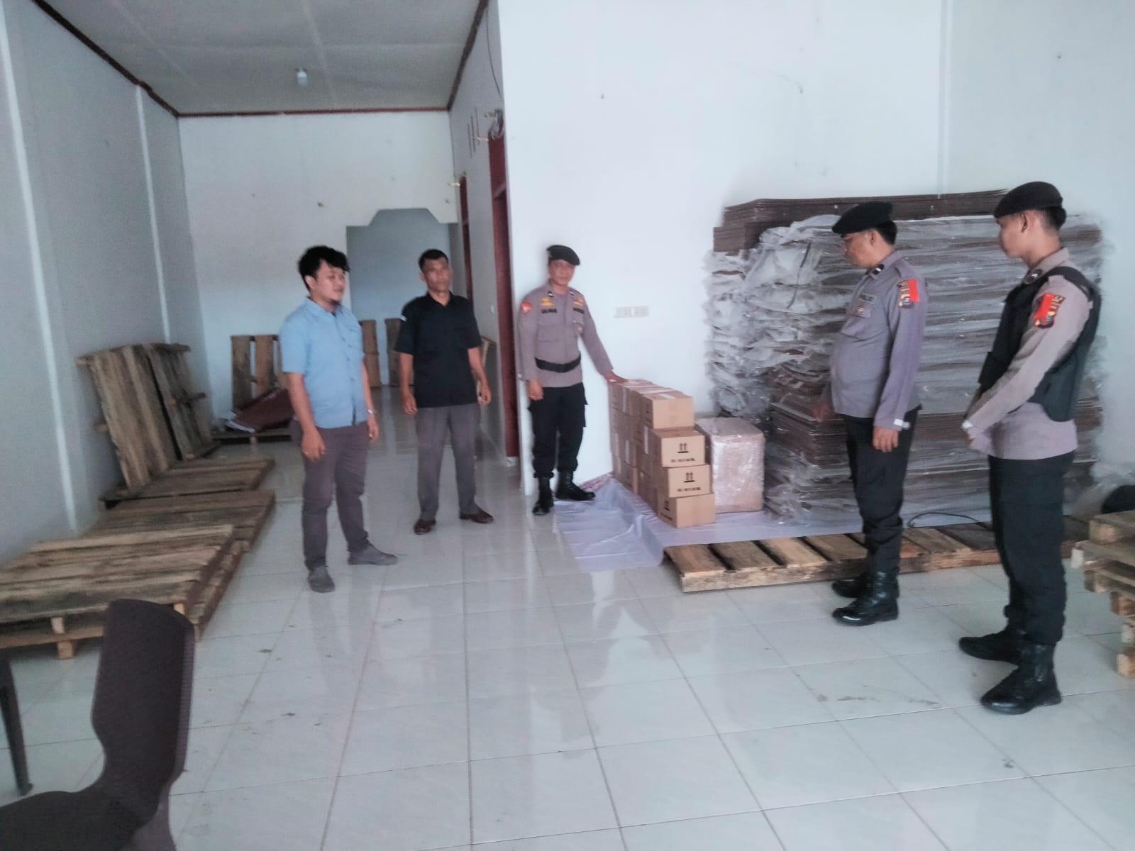 Pengamanan-gudang-KPU-Samosir-jelang-Pemilu-2024.jpg