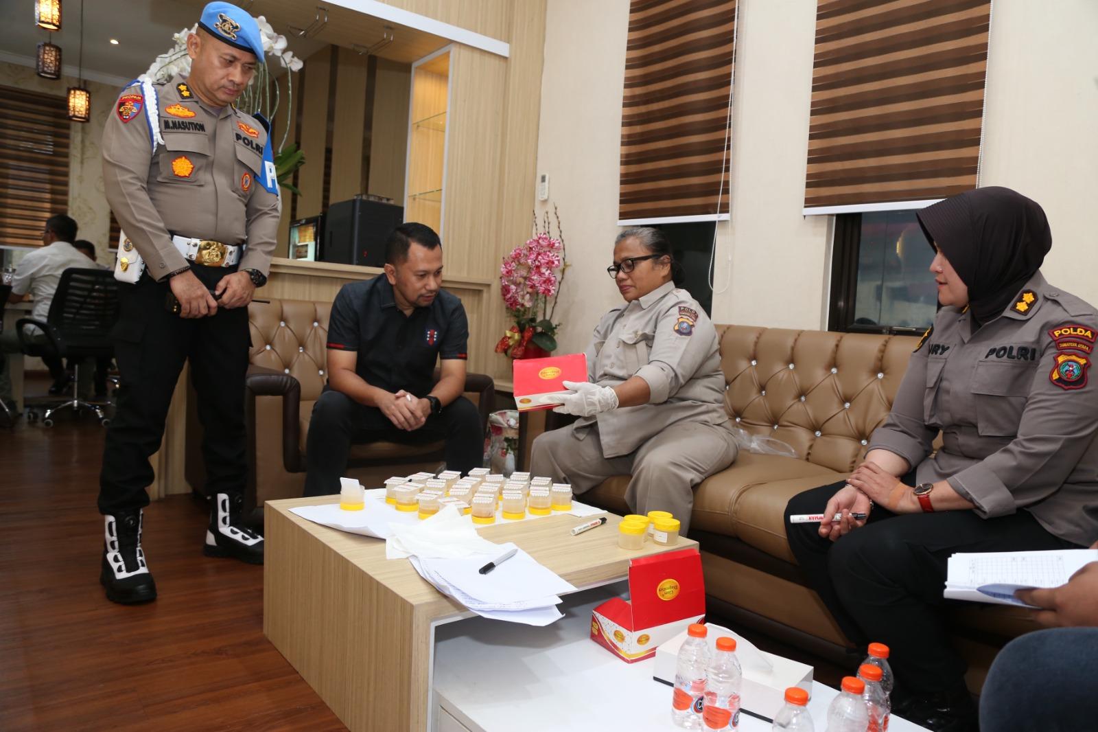 Pengecekan-Urine-Rutin-di-Mapolda-Sumut-Medan-Selasa-842025.jpg
