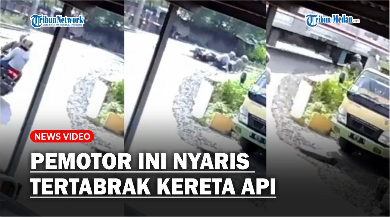 Pengendara-Nyaris-Tertabrak-Kereta-Api-Sepeda-Motor-Terseret.jpg