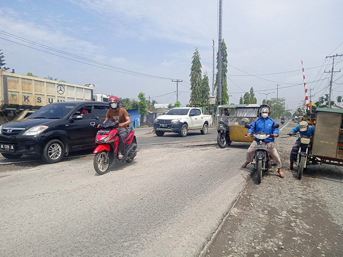 Pengendara-yang-melintas-di-dekat-rel-kereta-api-Jalinsum-kawasan-Desa-Pagar-Jati-Lubukpakam.jpg