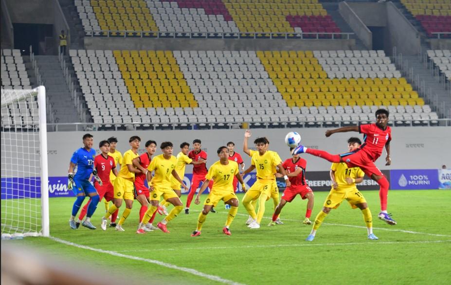 Penggawa-Malaysia-dan-Singapura-saat-bertanding-di-Piala-AFF-U19_.jpg
