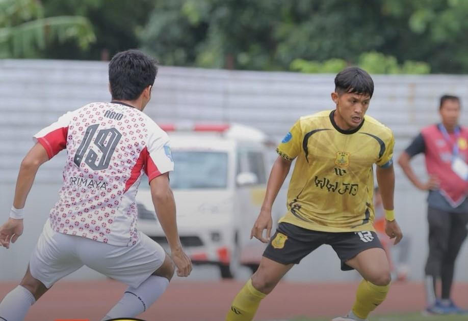 Penggawa-PSDS-Deliserdang-berupaya-melewati-adangan-pemain-Batavia-FC.jpg