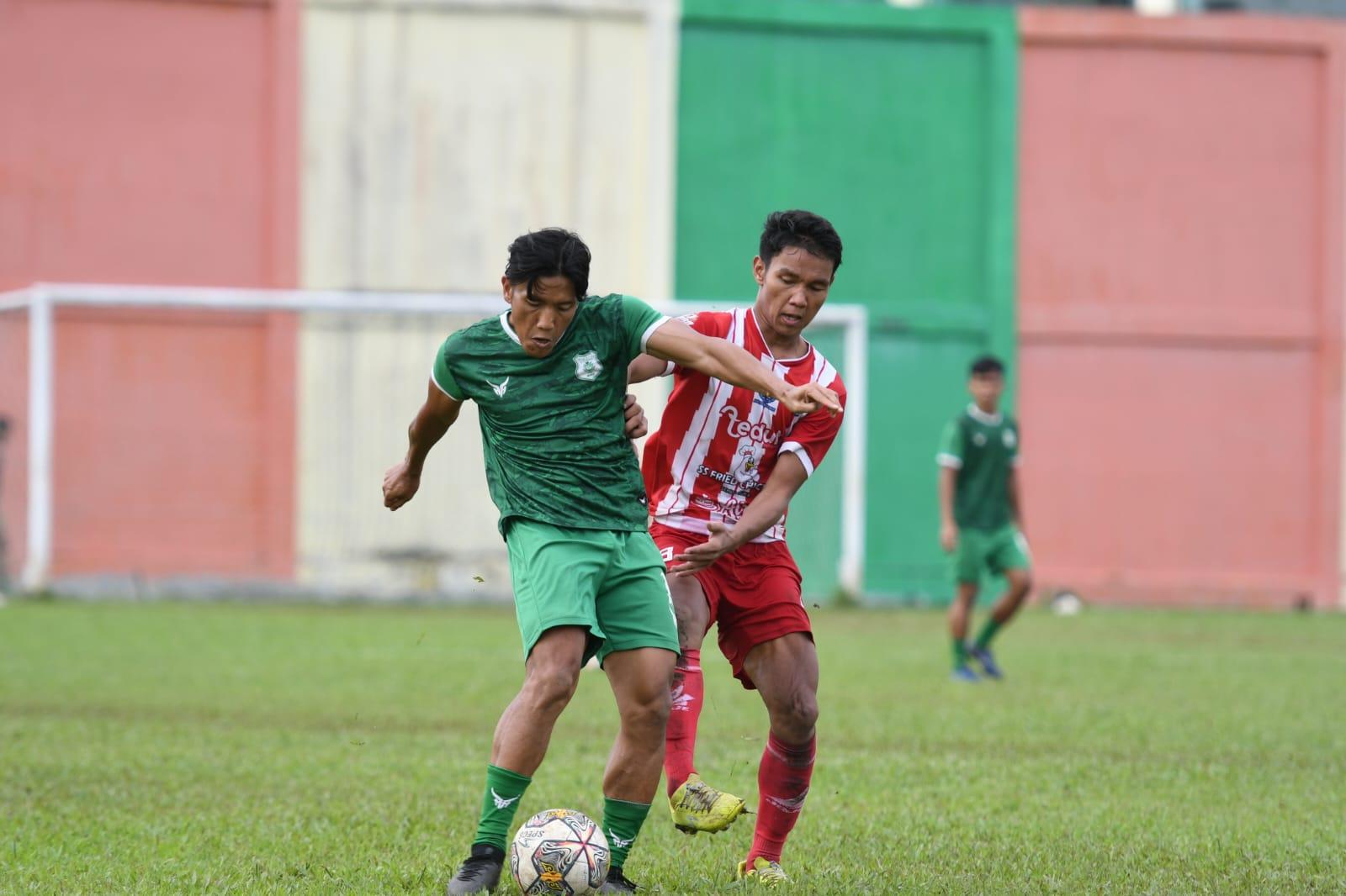 Penggawa-PSMS-Medan-Ahmad-Bustomi-kiri-berebut-bola-dengan-pemain-Bintang-Kejora.jpg