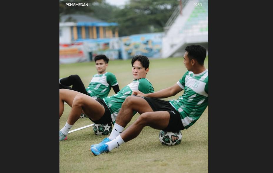 Penggawa-PSMS-Medan-Kim-Jeung-Ho-tengah-bersama-Nazaruddin.jpg