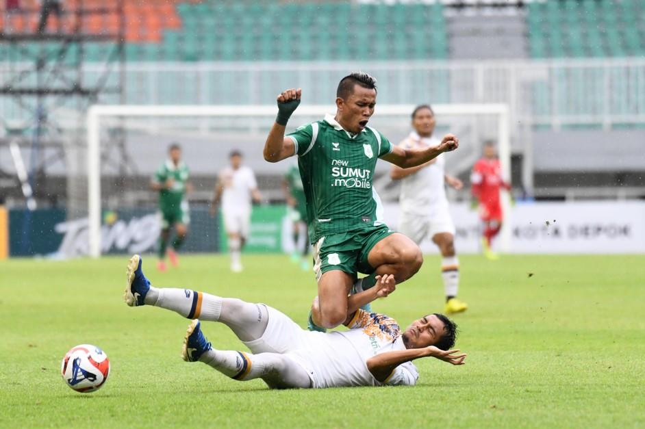 Penggawa-PSMS-Medan-Rudiyana-ditekel-pemain-Persikad-di-laga-lanjutan-Pegadaian_11.jpg