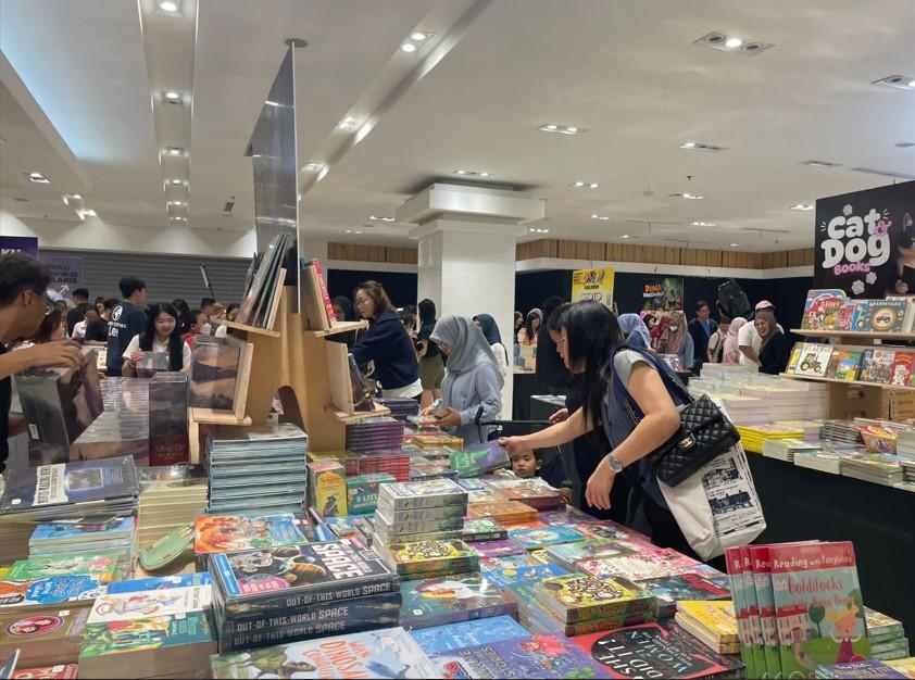 Pengunjung-tampak-antusias-saat-memilih-milih-buku-di-Bazar-Buku-Internasional.jpg