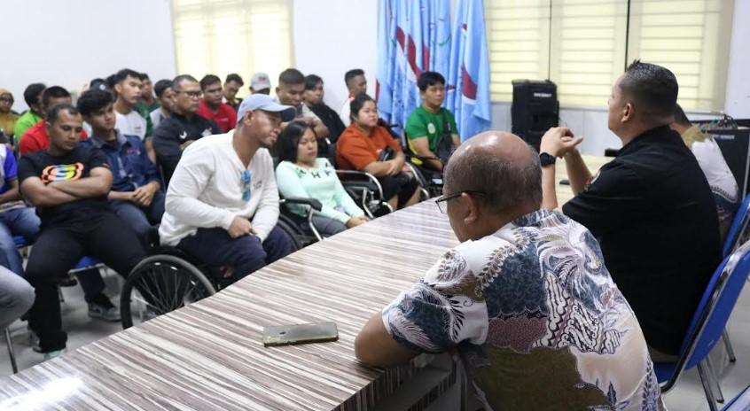 Pengurus-NPC-Sumut-memberikan-arahan-kepada-para-atlet-di-sekretariat-NPC-Sumut.jpg