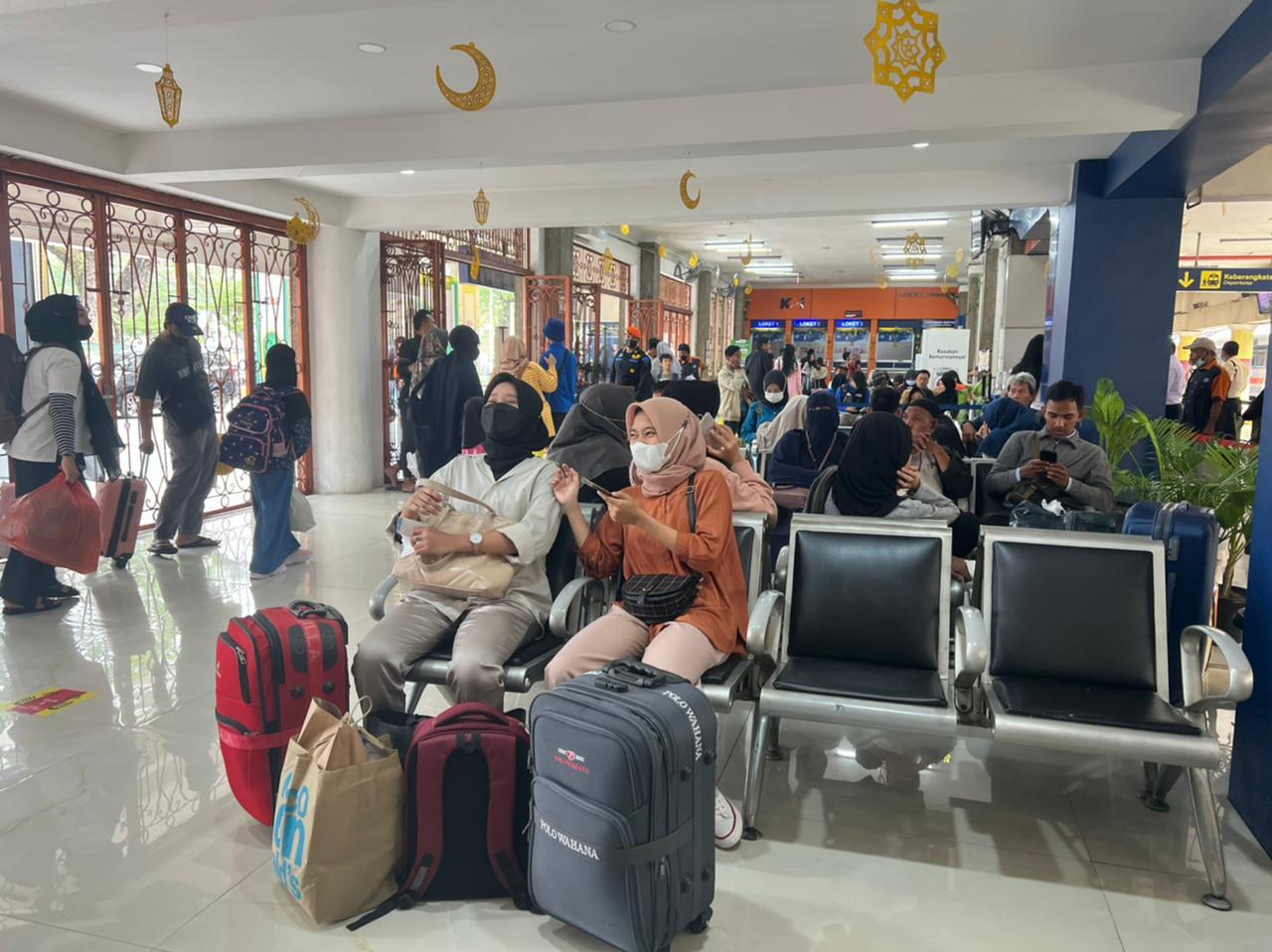 Penumpang-Kereta-Api-Stasiun-Medan-2023.jpg