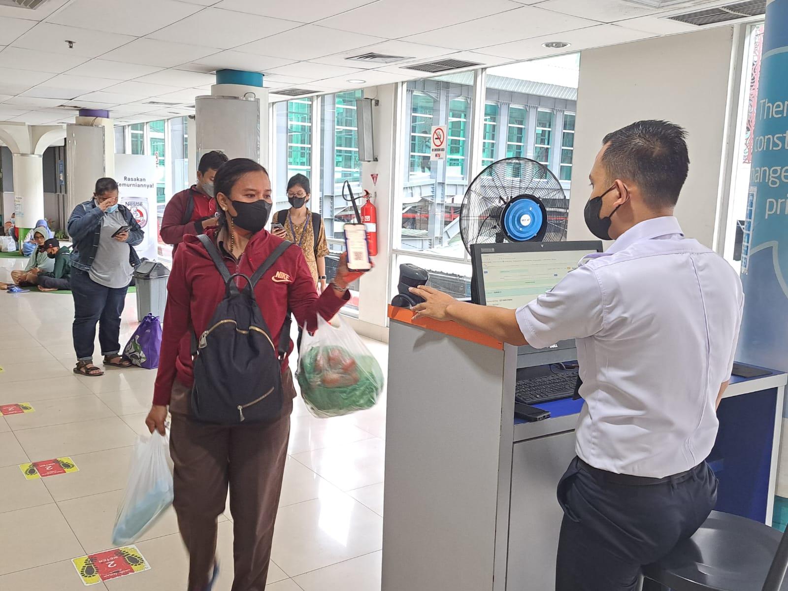 Penumpang-Kereta-Api-melakukan-scan-barcode-sudah-kena-vaksin.jpg