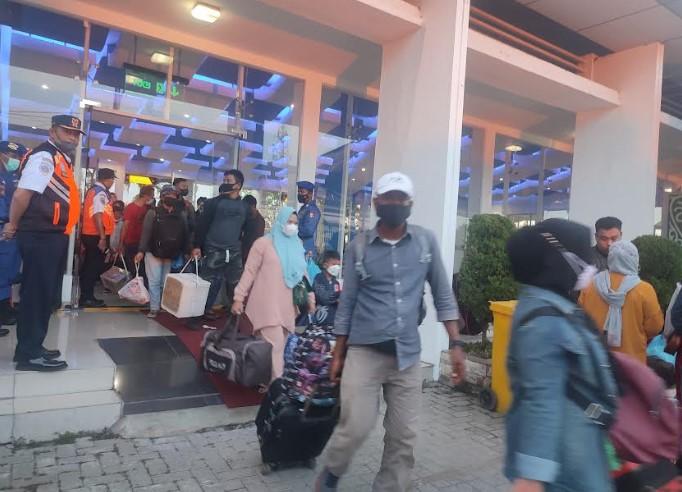 Penumpang-kapal-dari-Batam-tiba-di-pelabuhan-Belawan-Kota-Medan.jpg
