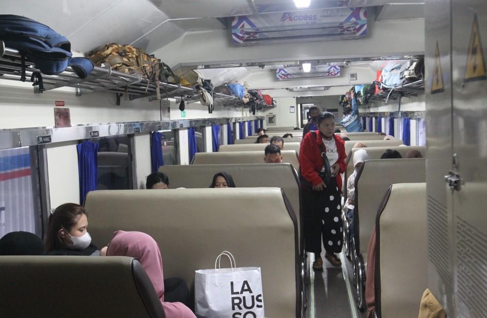 Penumpang-turun-dari-kereta-api-setibanya-di-Stasiun-Medan-Lebaran-1447-H.jpg