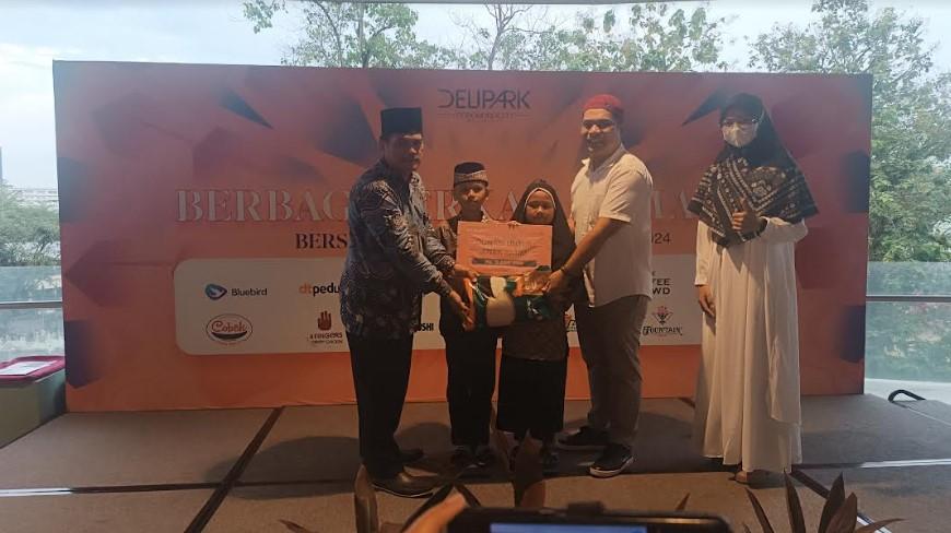 Penyerahan-santunan-kepada-anak-Yatim-Piatu-bersama-Delipark-mall-Medan.jpg