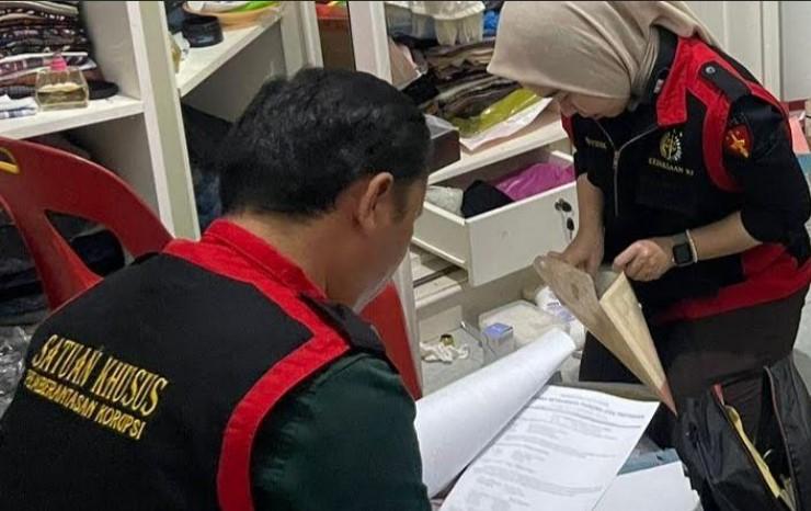 Penyidik-Kejaksan-Negeri-Binjai-saat-menggeledah-rumah-tersangka-Agung.jpg