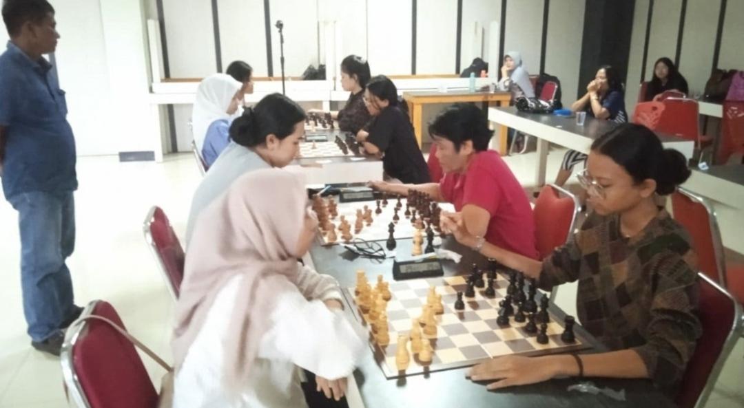 Percasi-Sumut-saat-melakukan-seleksi-terhadap-pemain-catur-putri-ke-PON.jpg