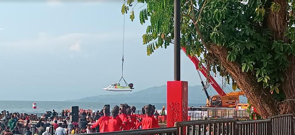 Persiapan-peralatan-bagi-tim-balap-pada-event-F1-Powerboat-2024.jpg