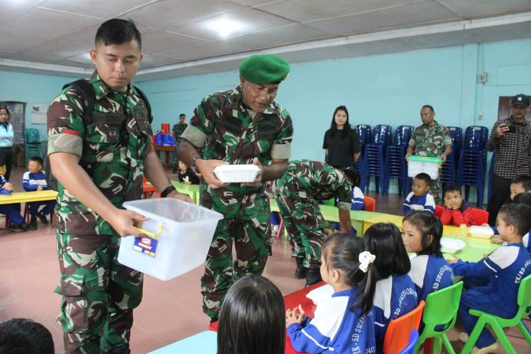 Personel-Kodim-0205TK-membagikan-paket-makanan-program-MBG.jpg
