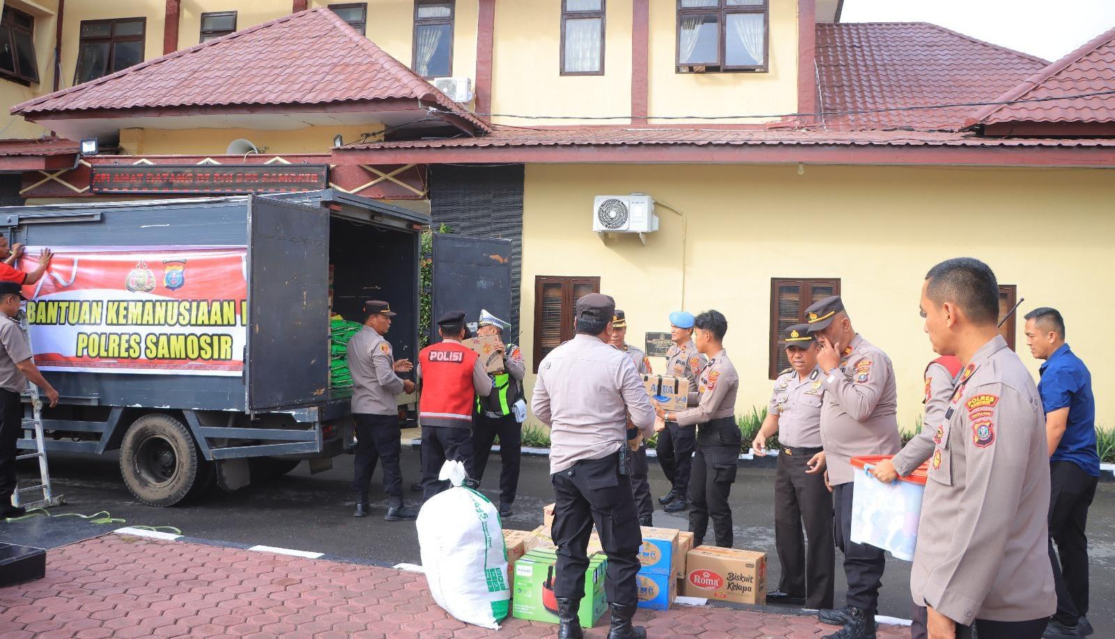 Personel-Polres-Samosir-melepas-satu-truk-bantuan-kemanusiaan.jpg