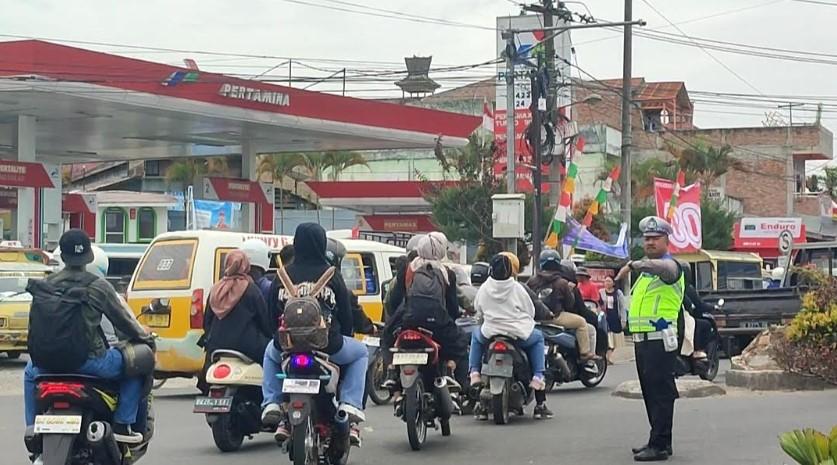 Personel-Satlantas-Polres-Tanah-Karo-mengatur-lalu-lintas-pengendara_1.jpg