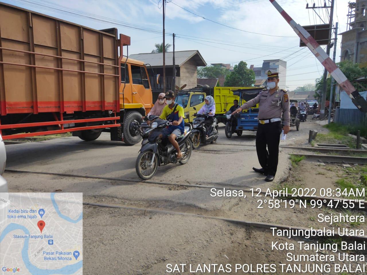 Personel-Satlantas-Polres-Tanjungbalai-tunjuk-jalan-rusak-tribun.jpg