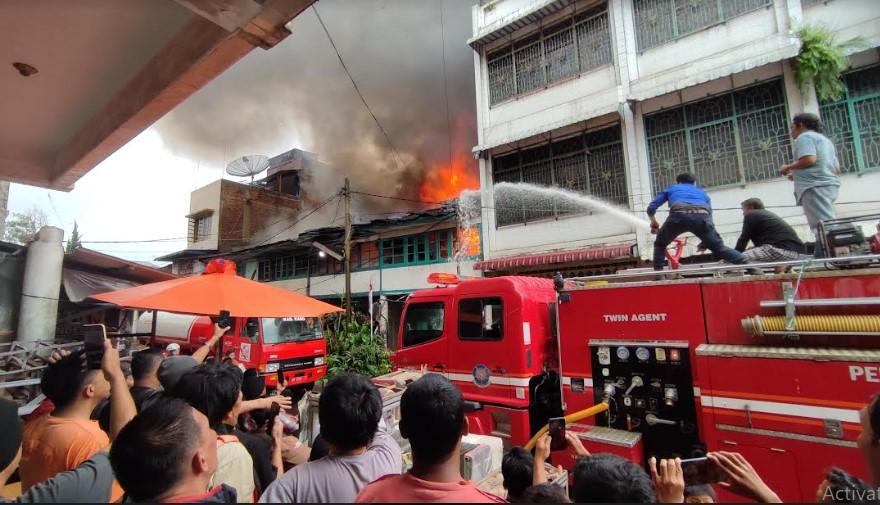 Personel-pemadam-kebakaran-Kabupaten-Karo_4-unit-ruko_.jpg