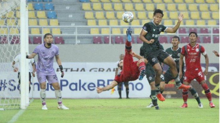 Pesepak-bola-Arema-FC-Sergio-Silva-tengah-melakukan-salto.jpg