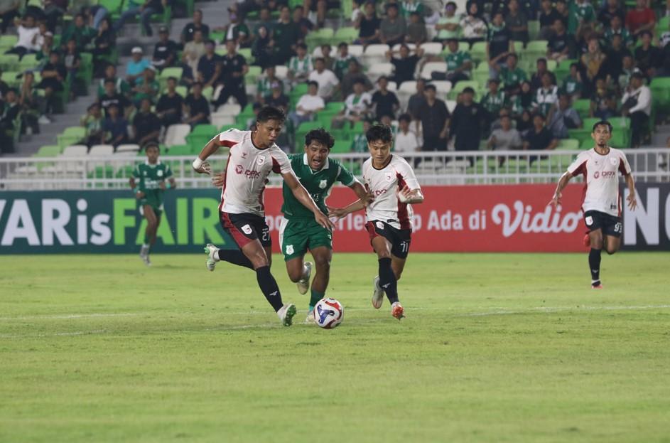 Pesepakbola-PSMS-Medan-saling-berebut-bola-dengan-pesepakbola_1111.jpg